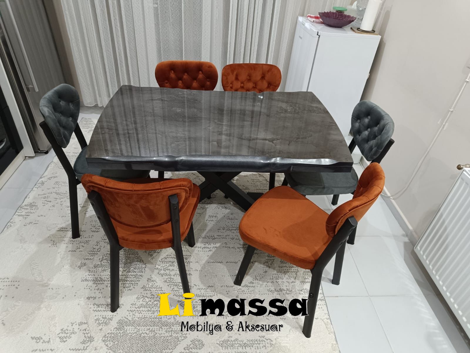 Ay Kütük Masa ve Simge Sandalye Detay